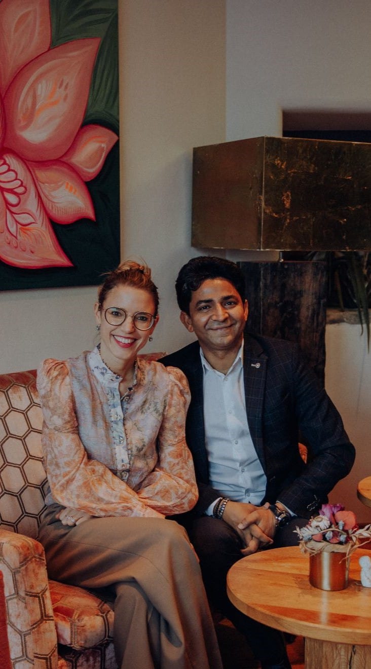 Unsere Experten Frau Elisabeth Mauracher, Pionierin von European Ayurveda®, und Ayurveda-Mediziner Herr Gaurav Sharma.