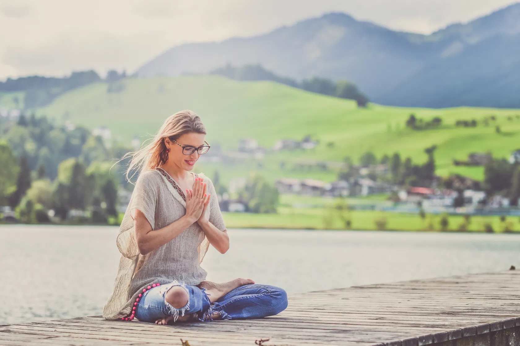 Frau macht Yogaübungen
