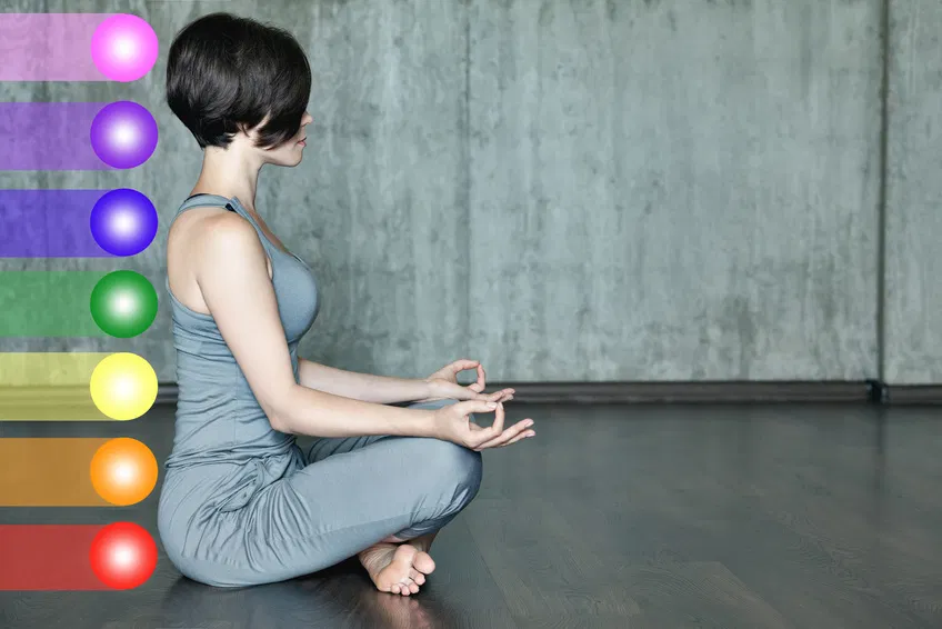 Frau macht Yogaübungen