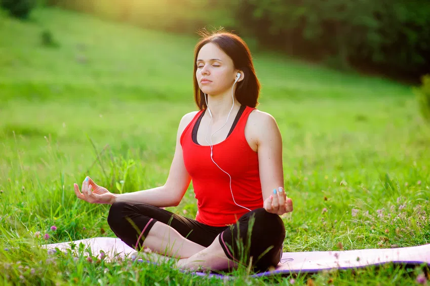 Frau macht Yogaübungen