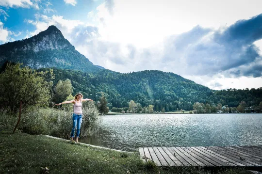 Bedeckter Himmel mit See und Bergaussicht