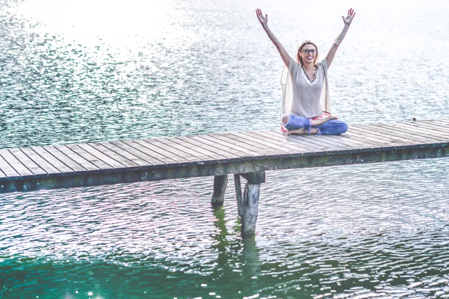 Frau macht Yogaübungen
