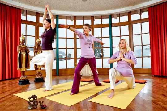 Frauen machen Yogaübungen