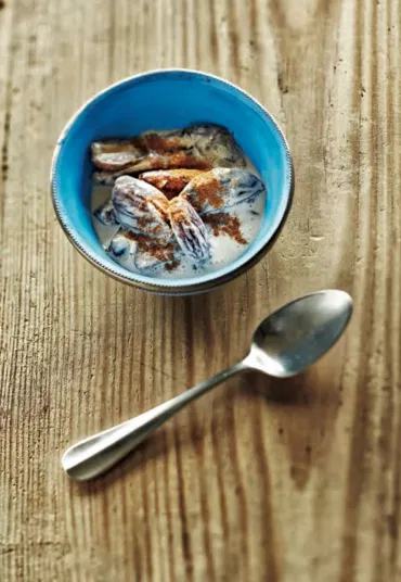 Datteln in einer Schüssel für ein Ayurveda Frühstück