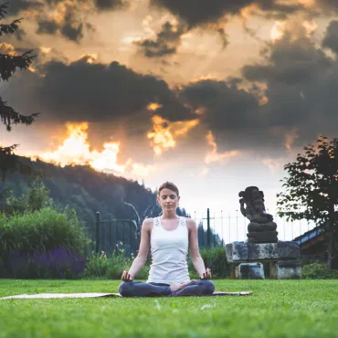 Frau macht Yogaübungen