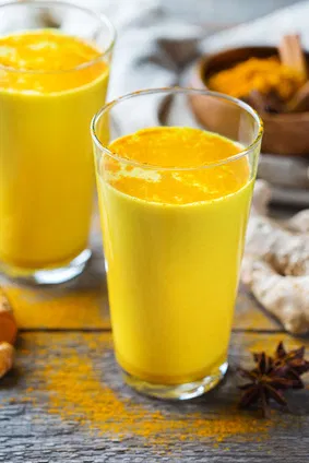 Ein Glas Kurkuma Latte oder auch goldene Milch