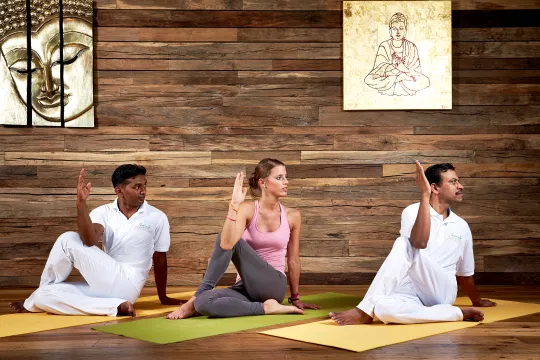 Menschen machen Yogaübuhngen