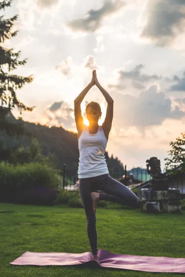 Frau macht Yogaübungen