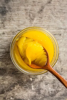 Honig und Ghee sind gut für die Haut