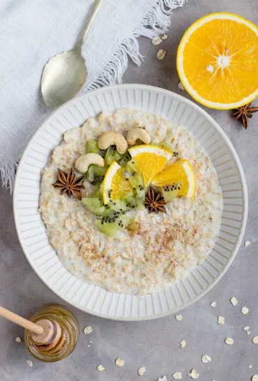 porridge mit obst für ein Ayurveda Frühstück