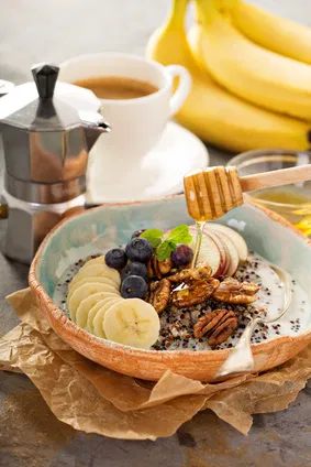 Quinoa mit Obst, Nüssen und Honig