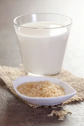 Ein Glas Milch mit Reis