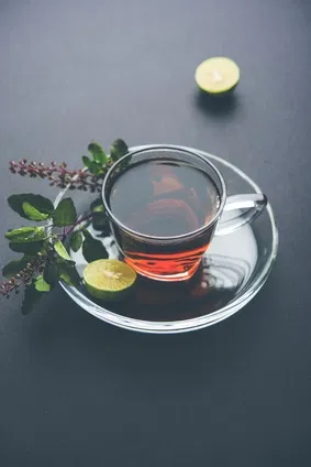 Tasse Tee mit Lime