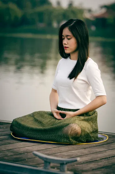 Frau macht Yogaübungen