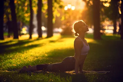 Frau macht Yogaübungen