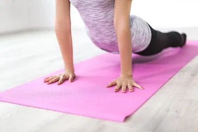 Frau macht Yogaübungen