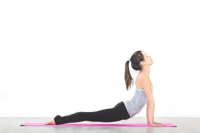 Frau macht Yogaübungen