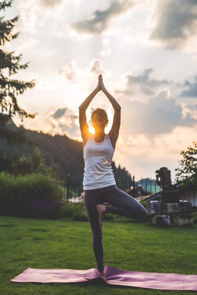 Frau macht Yogaübungen