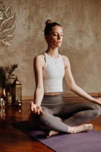 Frau macht Yoga-Übungen