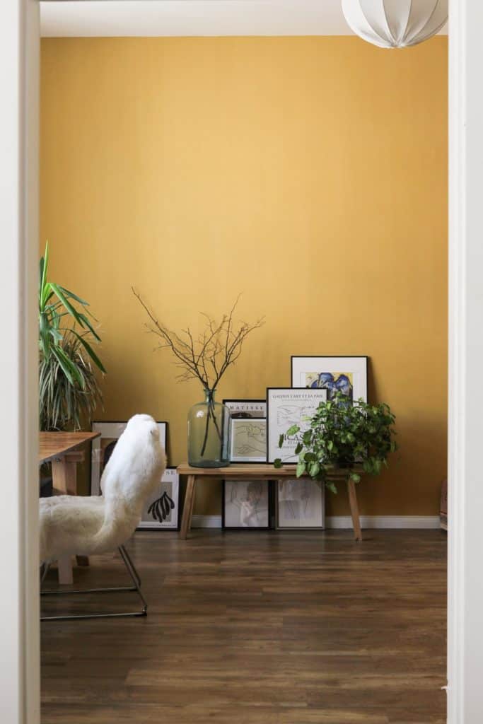 Ockerfarbene Wand im Ayurveda