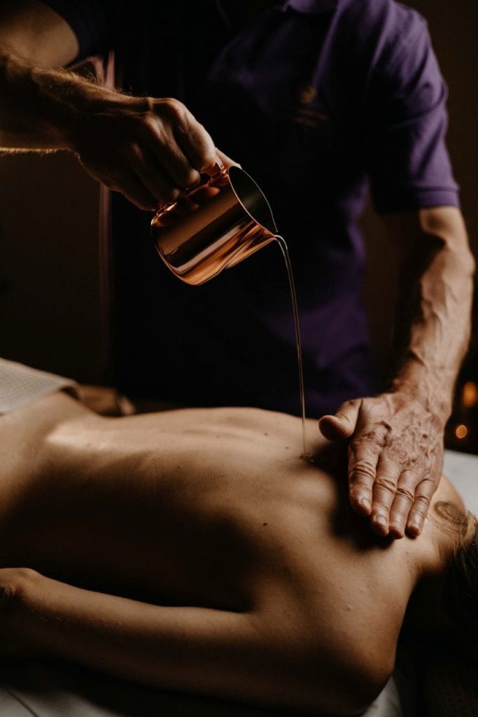 Ein hochwertiges Öl ist bei ayurvedischen Massagen essenziell.